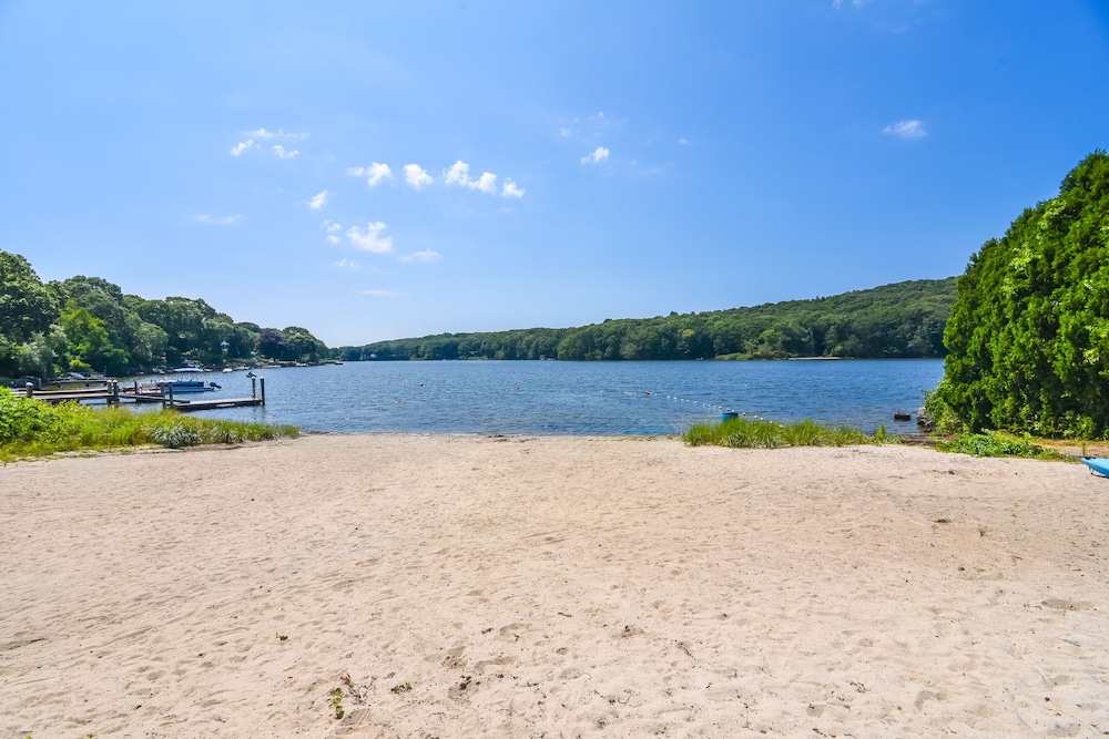 Home in Narragansett w/ Beach Access!