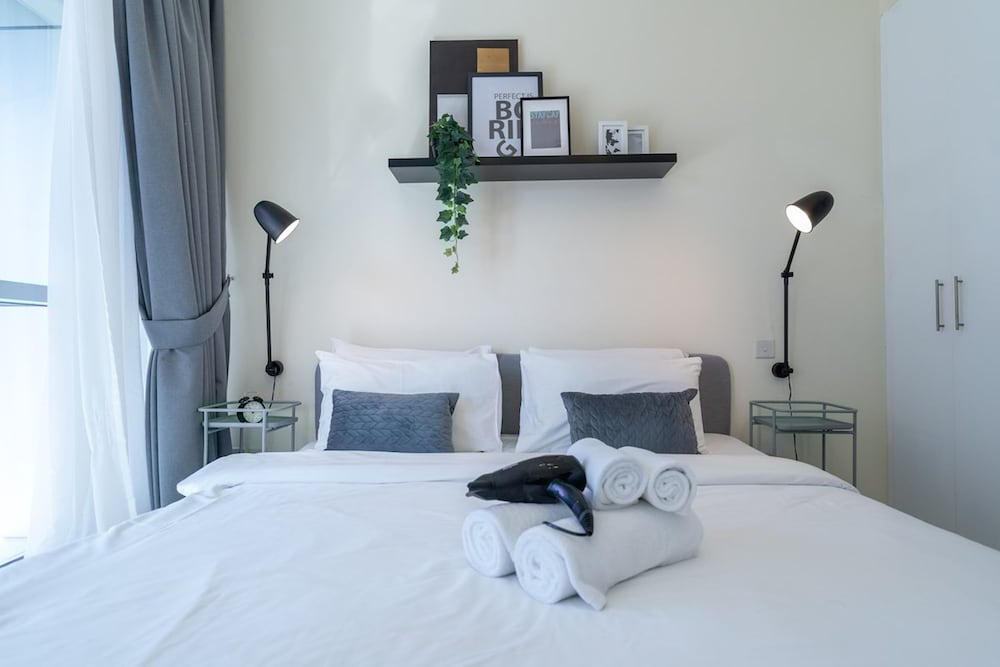 Refined 1BR Retreat in The Point Tower - Marina