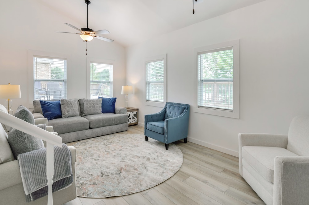 Group Getaway: Lakefront Retreat in Fayetteville!