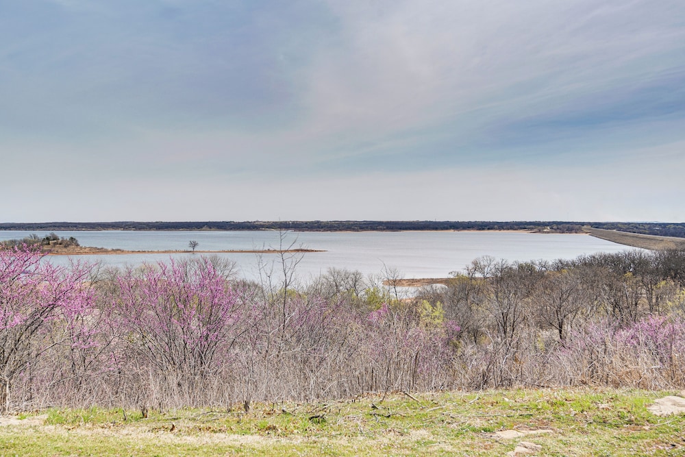Family-friendly Apt w/ Lake Views in Ponca City!