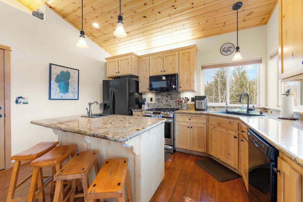 Lookout Point Retreat for 6