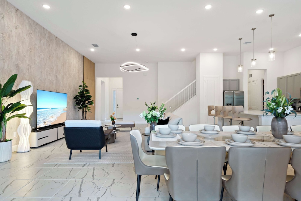 Grand 15-bedroom Villa -magical Themes, Pool & Game Loft, Lakeview