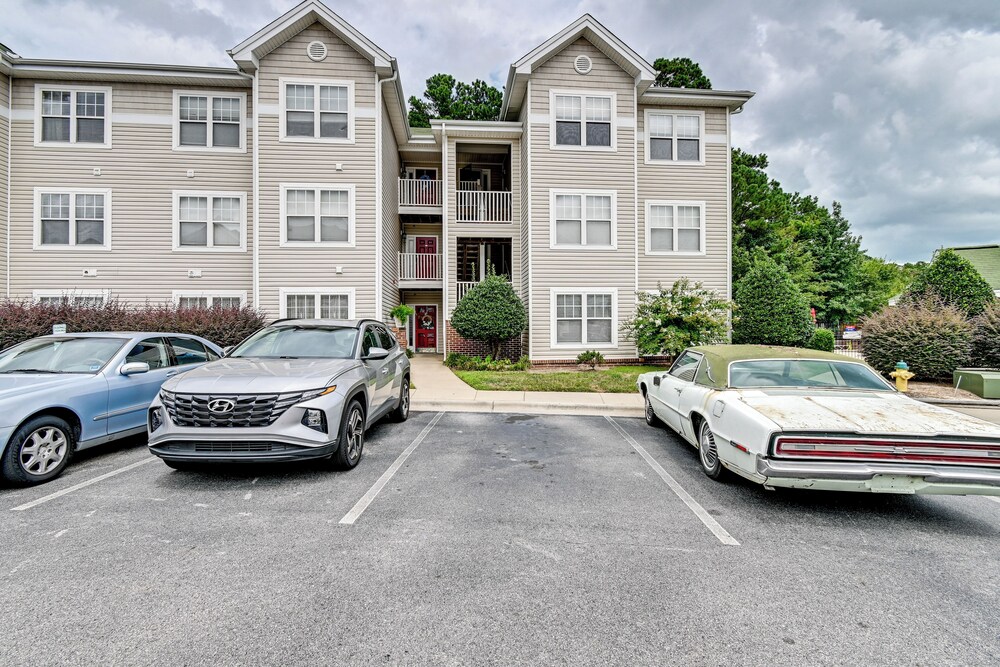 Lake & Pool Access, Home Gym: Fayetteville Condo!