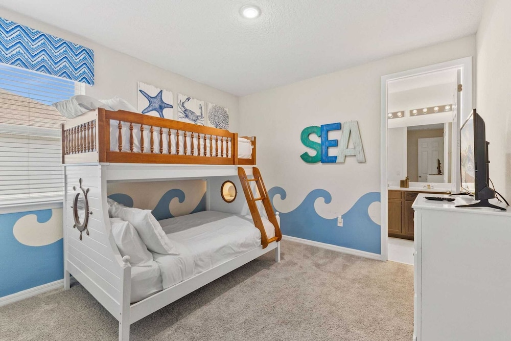 Minutes to Disney Parks + Universal Sleeps 21 w/ Pool, Hot Tub, Game Room
