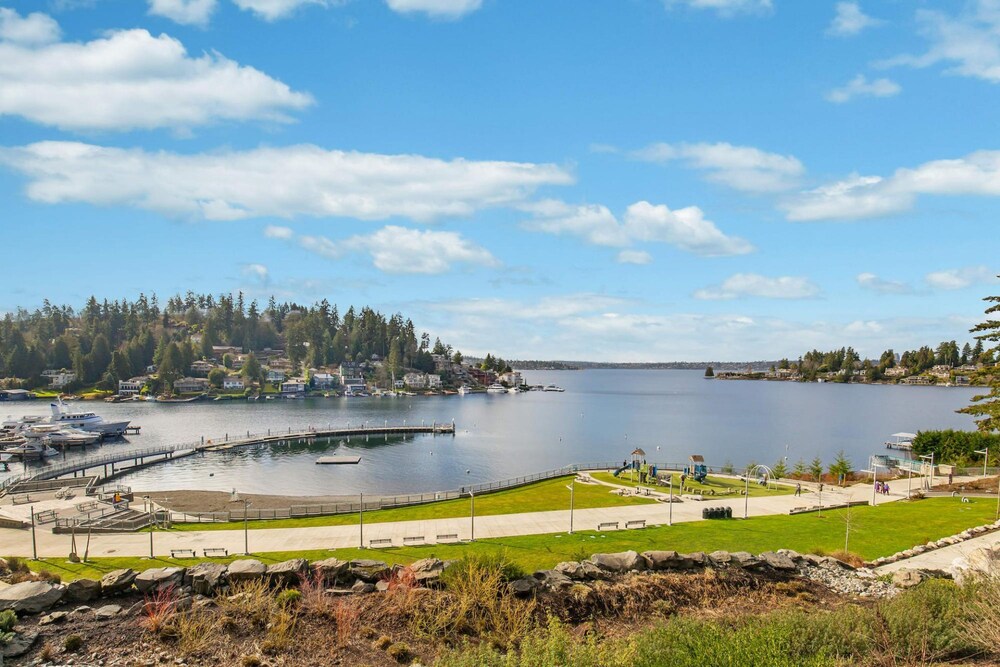 Bellevue Spacious 2BD 2BA Apartment - Property Image 12