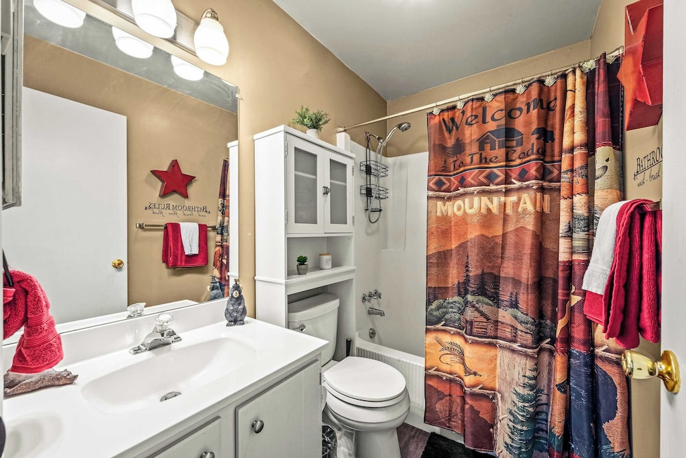 Atlas Point Lodge Sauna, Fireplaces, Kayaks, Lakes + Pet-friendly Yard