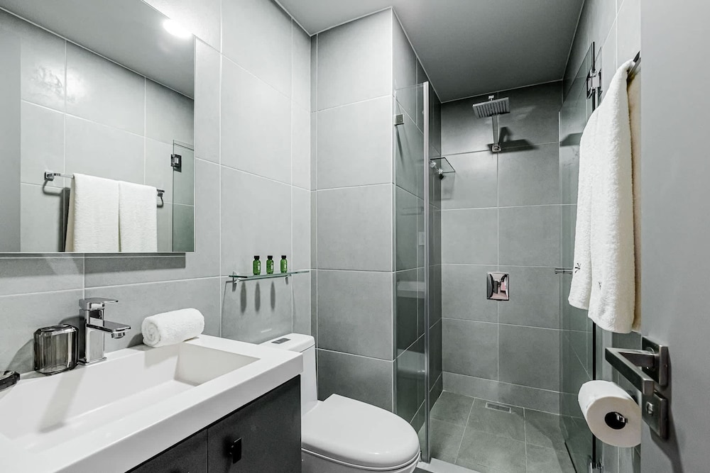 w Splendid 1BR in the Heart of Centriqo