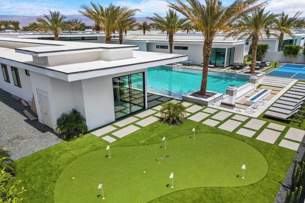 Sleeps 26 Pool, Hot Tub, Pickleball & Putting Green Bravo Villa #12 by Avantstay
