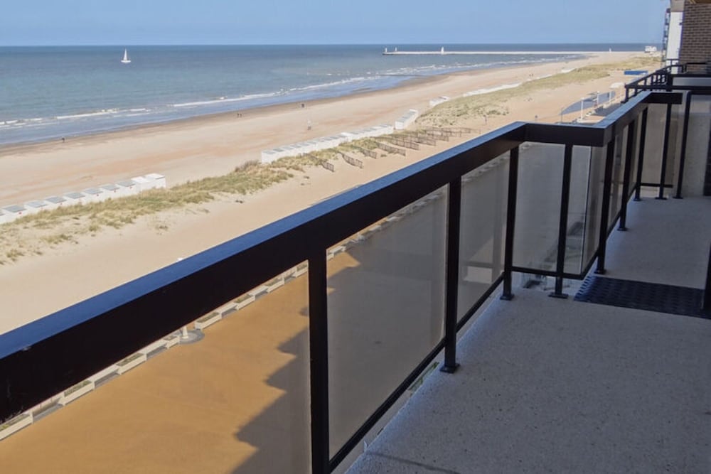 Modern Stay Near Shore