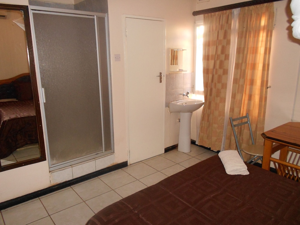 Wane Guest Lodge