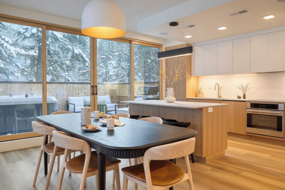 Parkview Mountain House Luxury Ski Home w/ Hot Tub Near Trails & Downtown