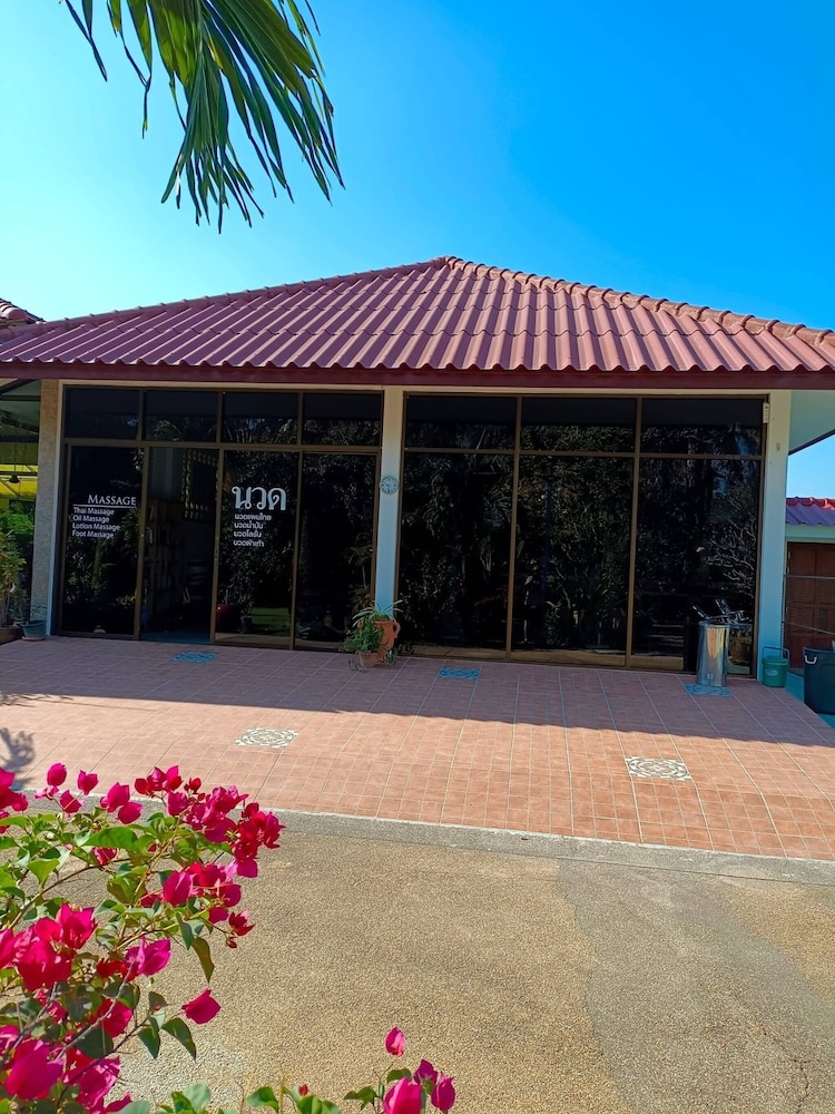 Beautiful Bungalow With Shared Outdoor Pool and 2km From the Beach view 3