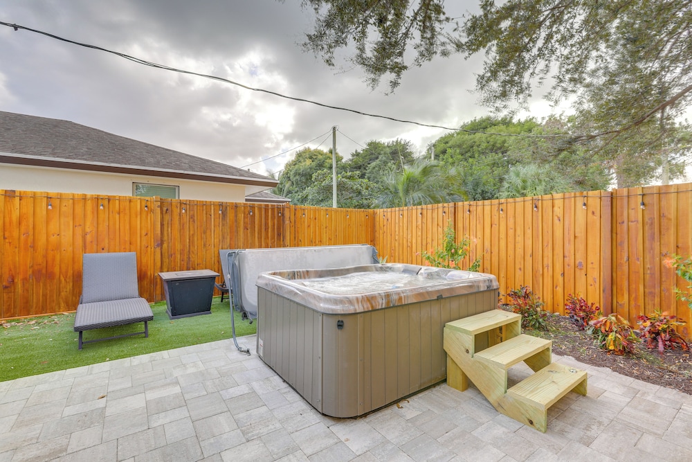 Walk to Parks, Eats & Bars: Stuart Home w/ Patio