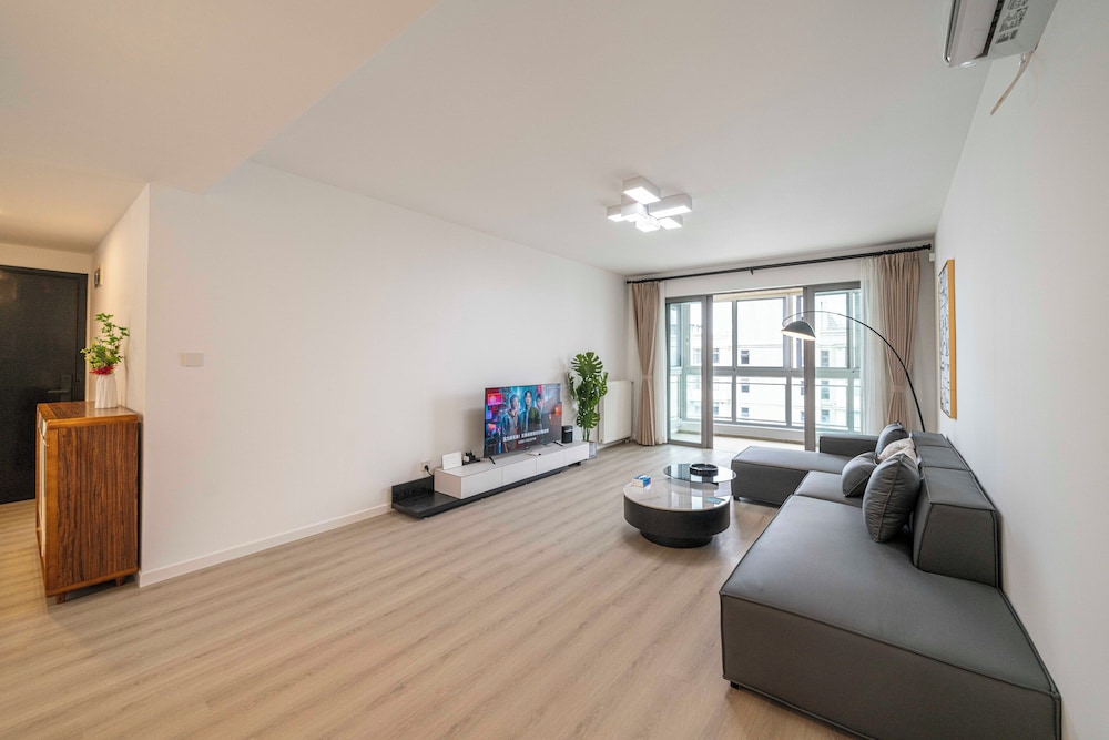 Tyms Spacious 3BR 2BA APT Laishi Di