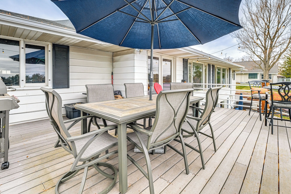 Dock, Deck & View: Lakefront Chippewa Falls Studio