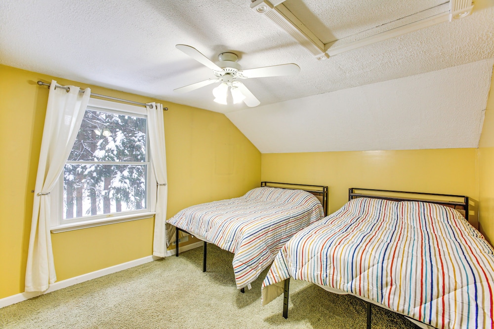 < 1 Mi to Snowmobile Trails: Cozy Cadillac Retreat