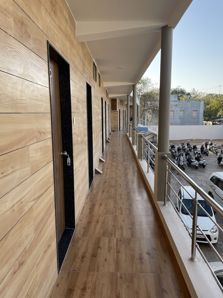 Stay Guru Hari Om Residency