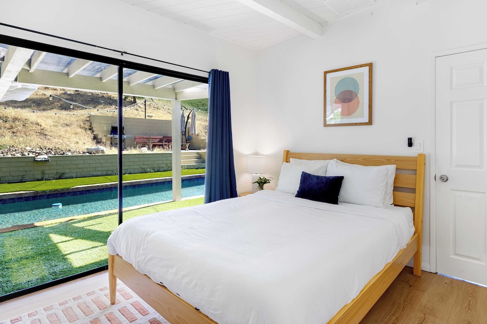 Designer Retreat w/ Pool, Firepits, Panoramic Views The Lake House at Malibu