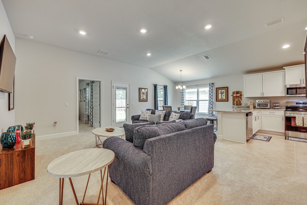 15 Mi to UF: Home w/ Furnished Porch in Alachua!
