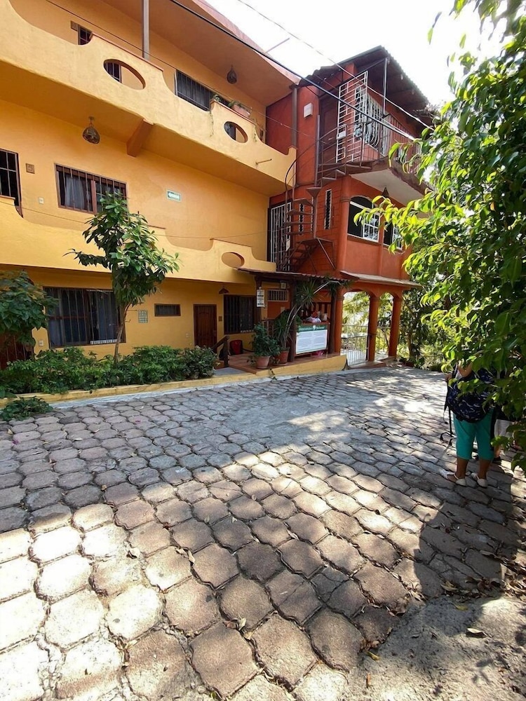 casa adriana zihuatanejo