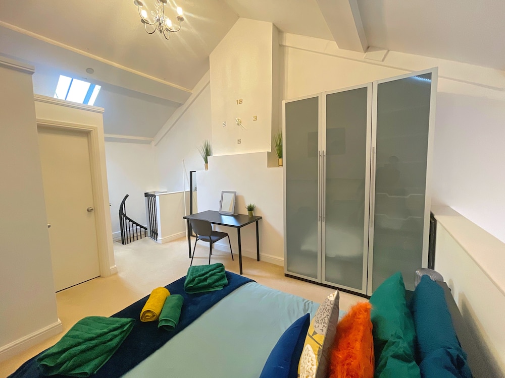 Vibrant Loft Apartment in Grade II Listed Building view 4