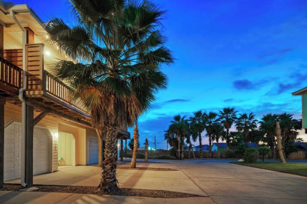 2 Homes in Las Palmeras by Avantstay Sleeps 18, Resort Pool + Private Patio Walk to Town, Golf Cart Zone