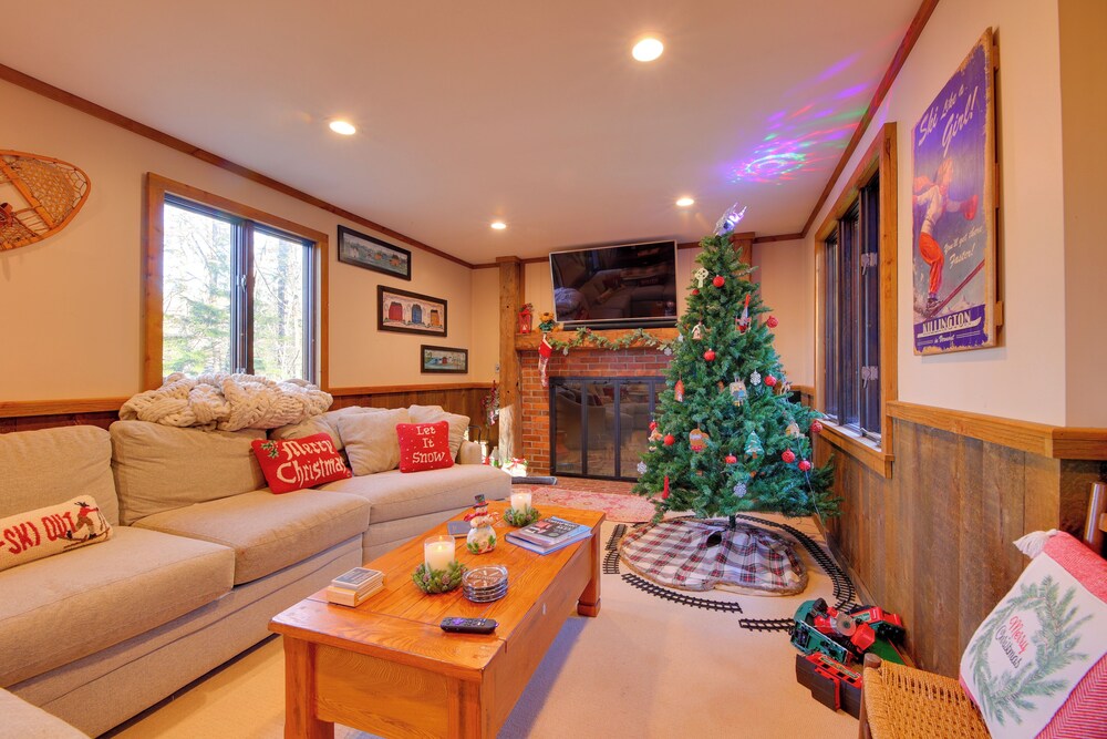 5 Mi to Skiing: Home w/ Hot Tub & Patio!