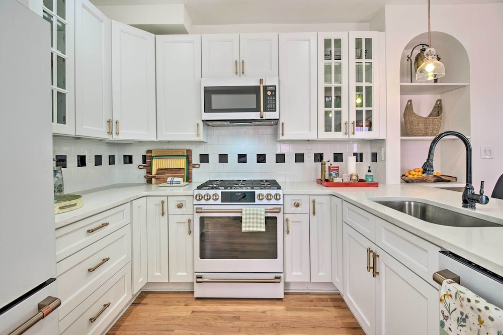 Sarasota Home in Historic District w/ Patio!