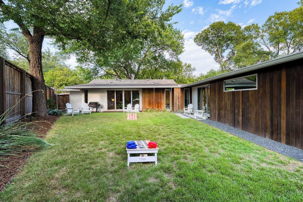 Modern Austin Home w/ Pool, Putting Green & Coffee Nook Townes Retreat by Avantstay