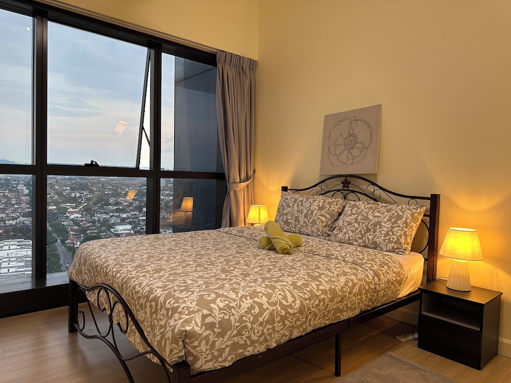 Skyline Luxe 4BR Retreat with En-suites