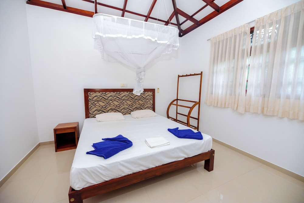 Villa Almond Leaf