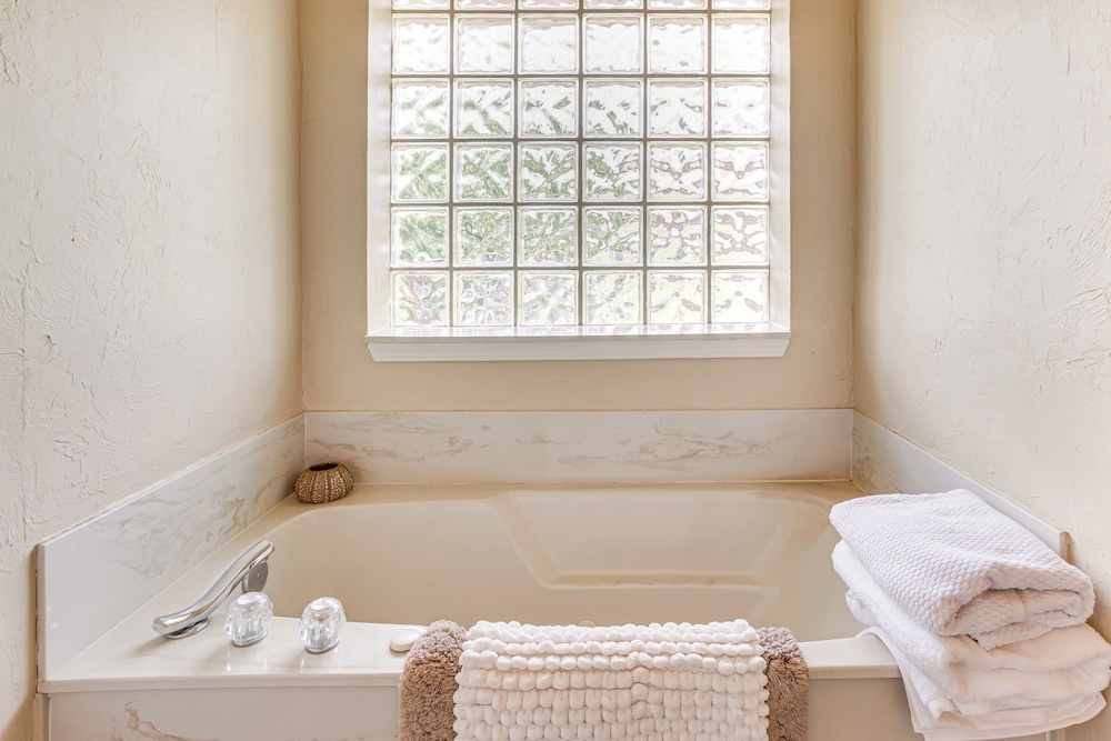 < 1 Mi to Oak Tree National: Cozy Getaway!