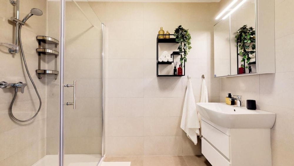 Mika's 2-Bedroom Seaview Flat & Parking
