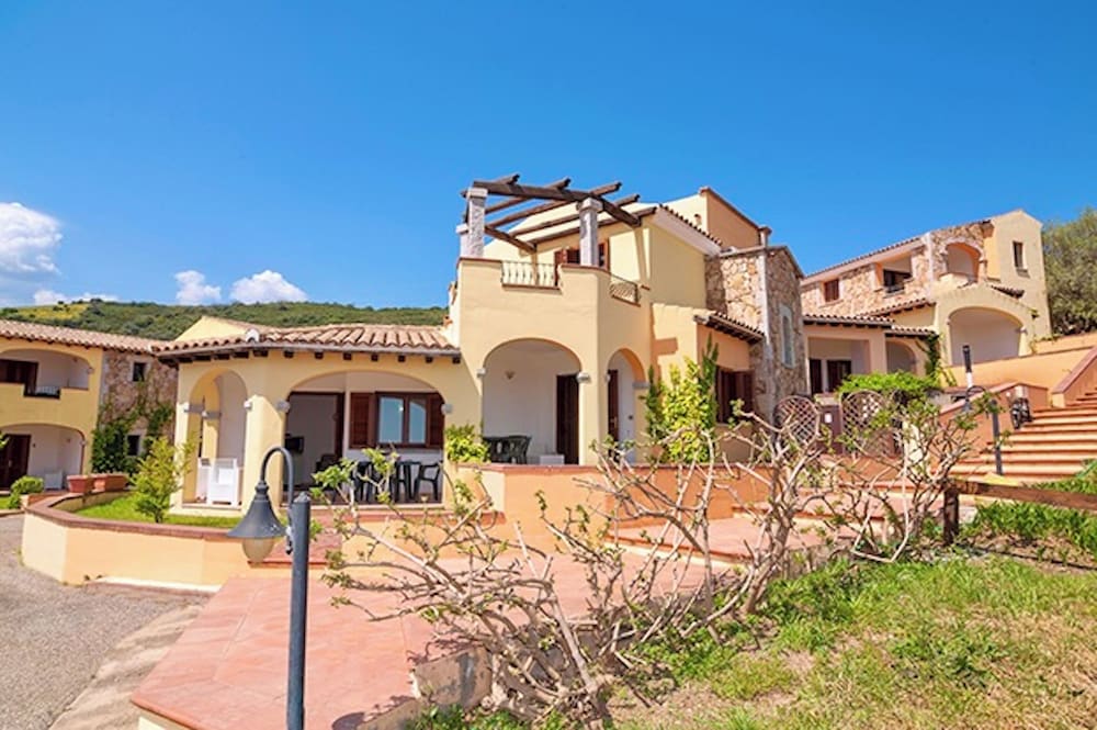 Residence with swimming pool near Budoni