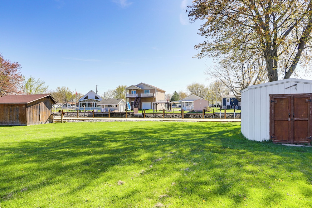 Waterfront Port Clinton Cottage w/ Fire Pit!