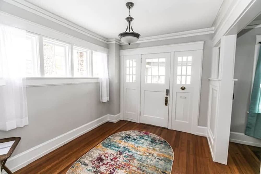 29th Street Trendy Lakeview Craftsman 8