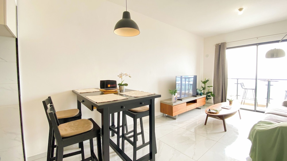 Luxury 2Br With Working Room At Sky House Bsd Apartment