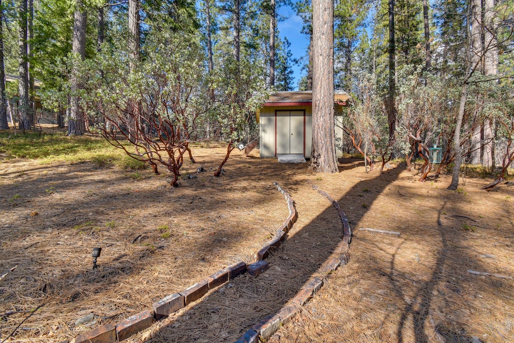 Hot Tub + Pool Table: Cabin Near Calaveras Park!