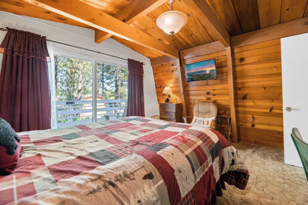 A Beary Happy Cabin view 4
