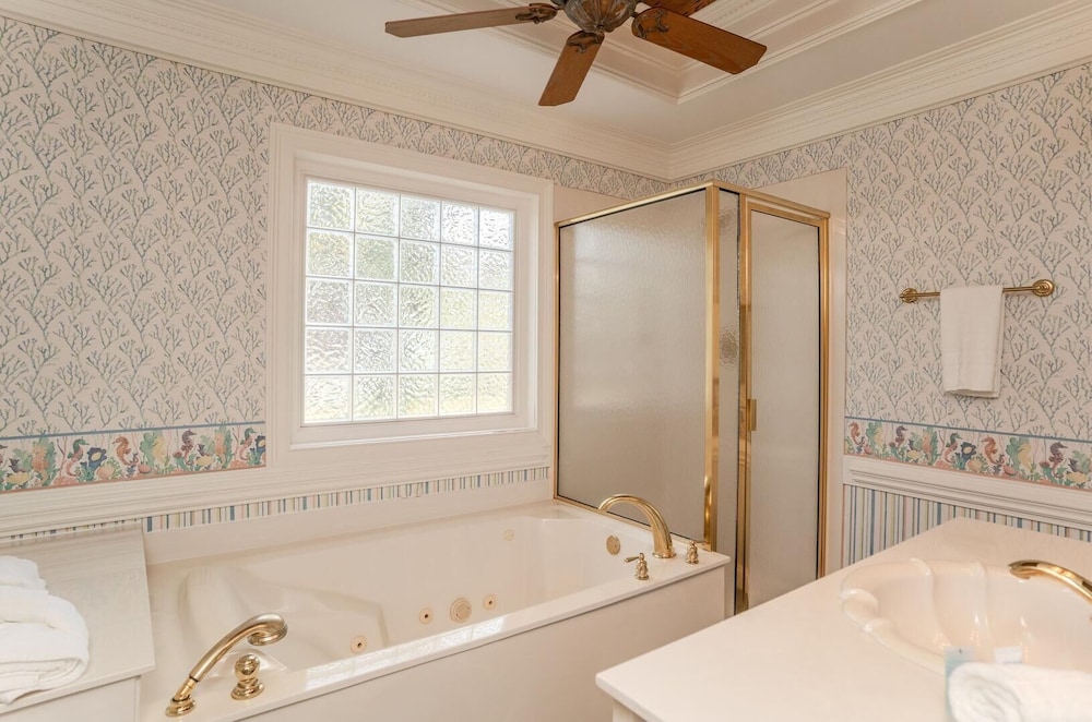 18 Fiddlers Cove Dr - 5 Bed/4 Bath w/ Resort Access & Golf Cart!