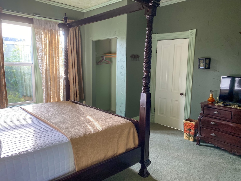 Victorian on Garden Best Location in Town