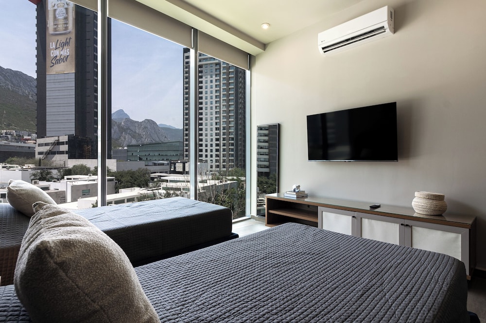 Modern Apts w Pool & Mountain View