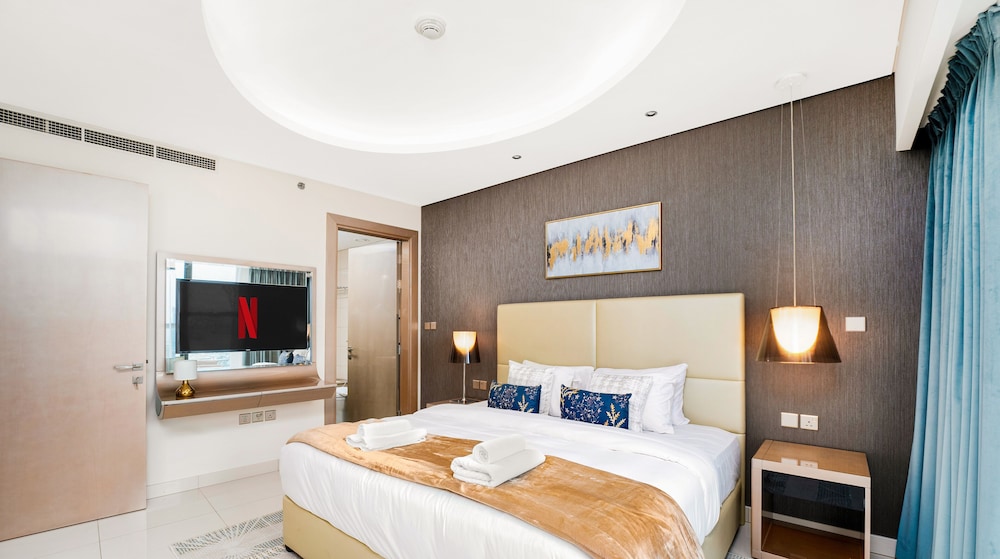 Glamorous 2BR in Damac Paramount Tower