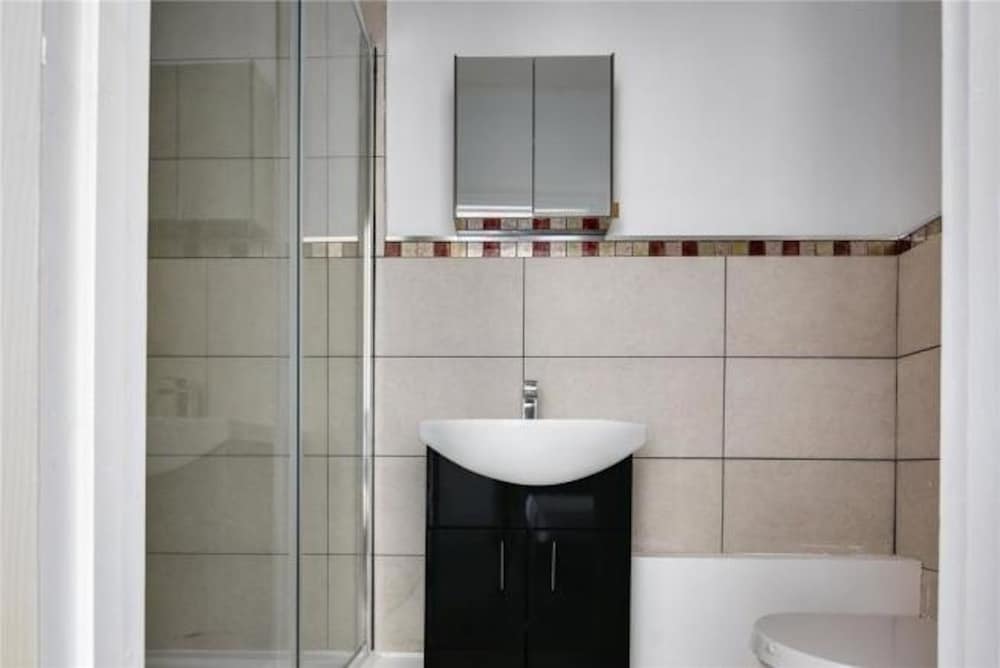 Limehouse Townhomes A 4-bedroom 3-bathroom Townhome With a Private Garden
