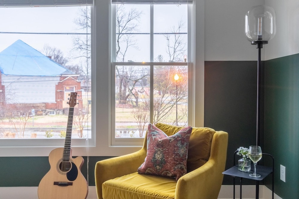 Emmylou by Avantstay Magnificent 4BR Condo in Heart of Nashville view 2