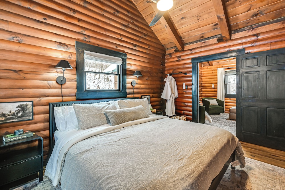 Peaceful Cabin w/ Hot Tub in Dundee: Dogs Welcome