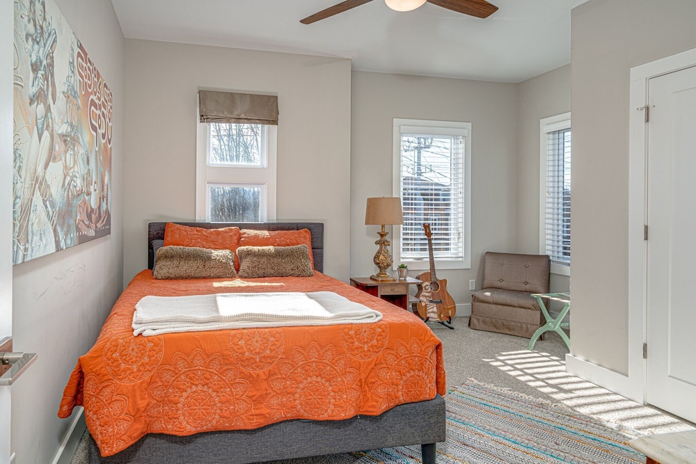 Cultured Coach - Mins to Broadway - Private Rooftop