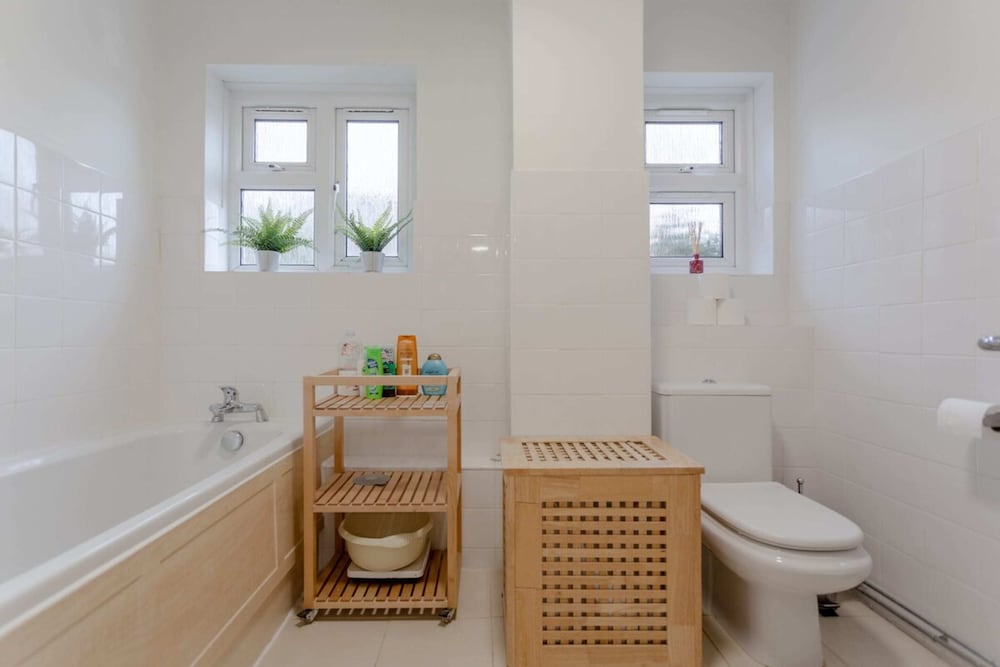 Well Located 2 Bedroom 1 Bath in Elephant & Castle