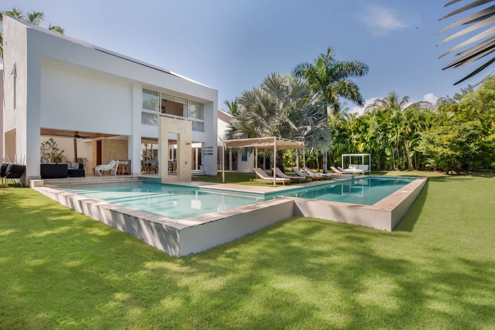 Modern Luxury 6 BR Tropical Retreat With Pool