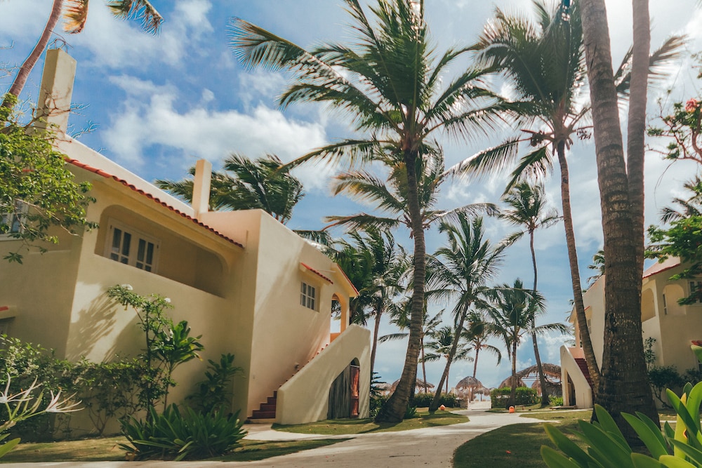 Los Corales Beach Village